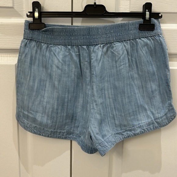 Aritzia TNA elastic waist jean shorts. - Picture 2 of 10